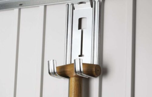 Silberner Gerätehalter in silber an einer Metallwand montiert.