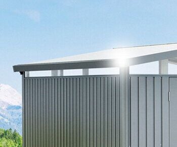 Biohort_Gerätehaus_Panorama_Acryglas_Oberlichte_Softub_Schweiz Silbernes Gerätehaus mit Spitzdach und Acrylglas