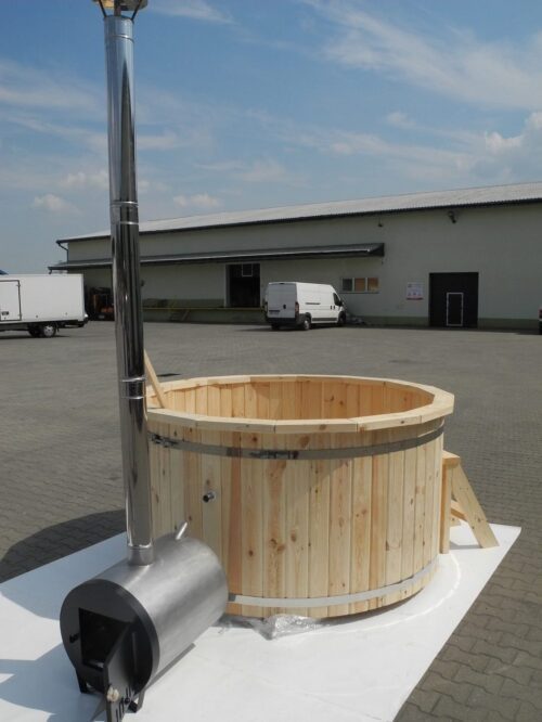 Ein Thermoholz Hot Pot mit einem runden Aussenofen