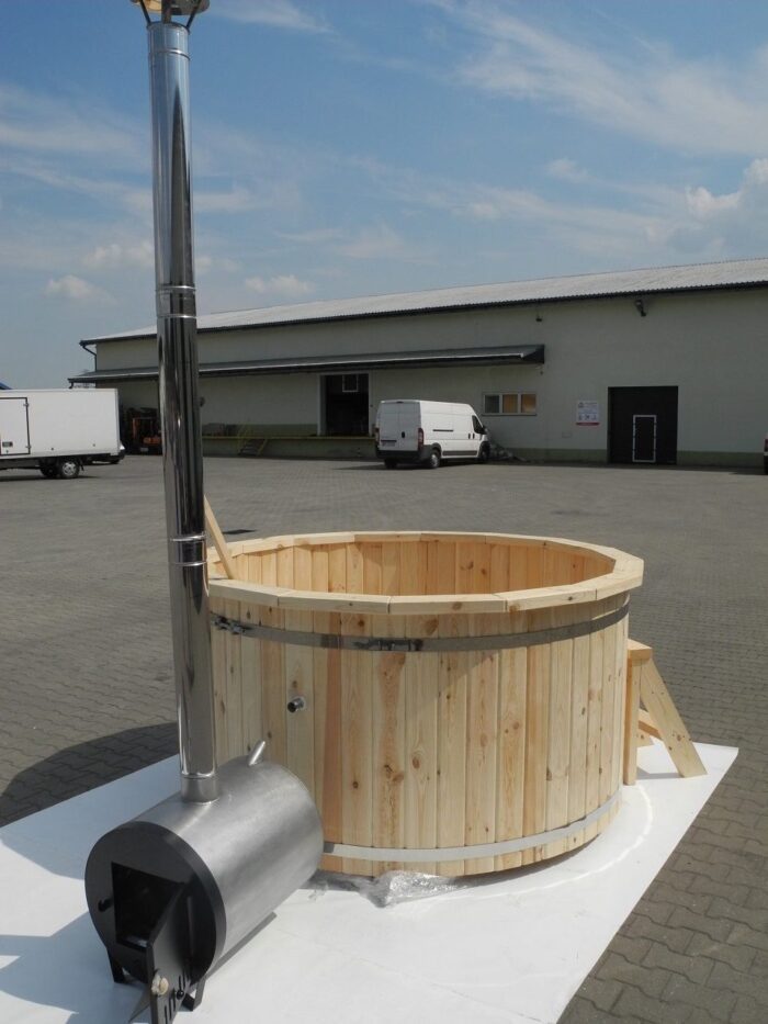 Ein Thermoholz Hot Pot mit einem runden Aussenofen