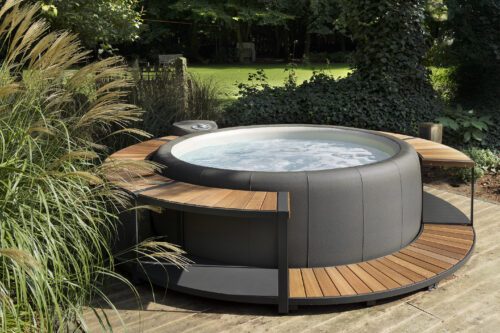 Softub Whirlpool in Tweed im Garten