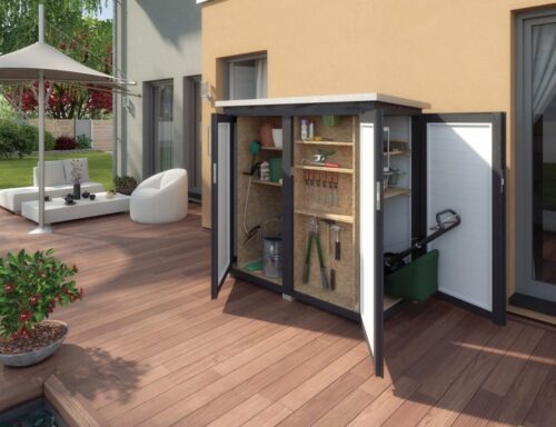 Abgebildet ist ein Gartenschank der auf einer Terrasse mit dunklem Holzboden steht. Die Türen stehen offen und der Schrank ist mit diversem Gartenzubehör gefüllt.